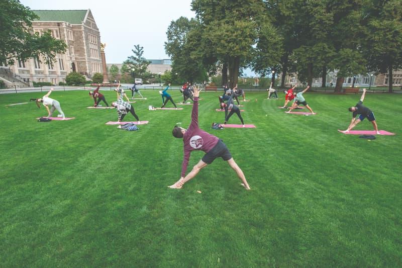 Students engage in a yoga practice on the Bapst 法律n