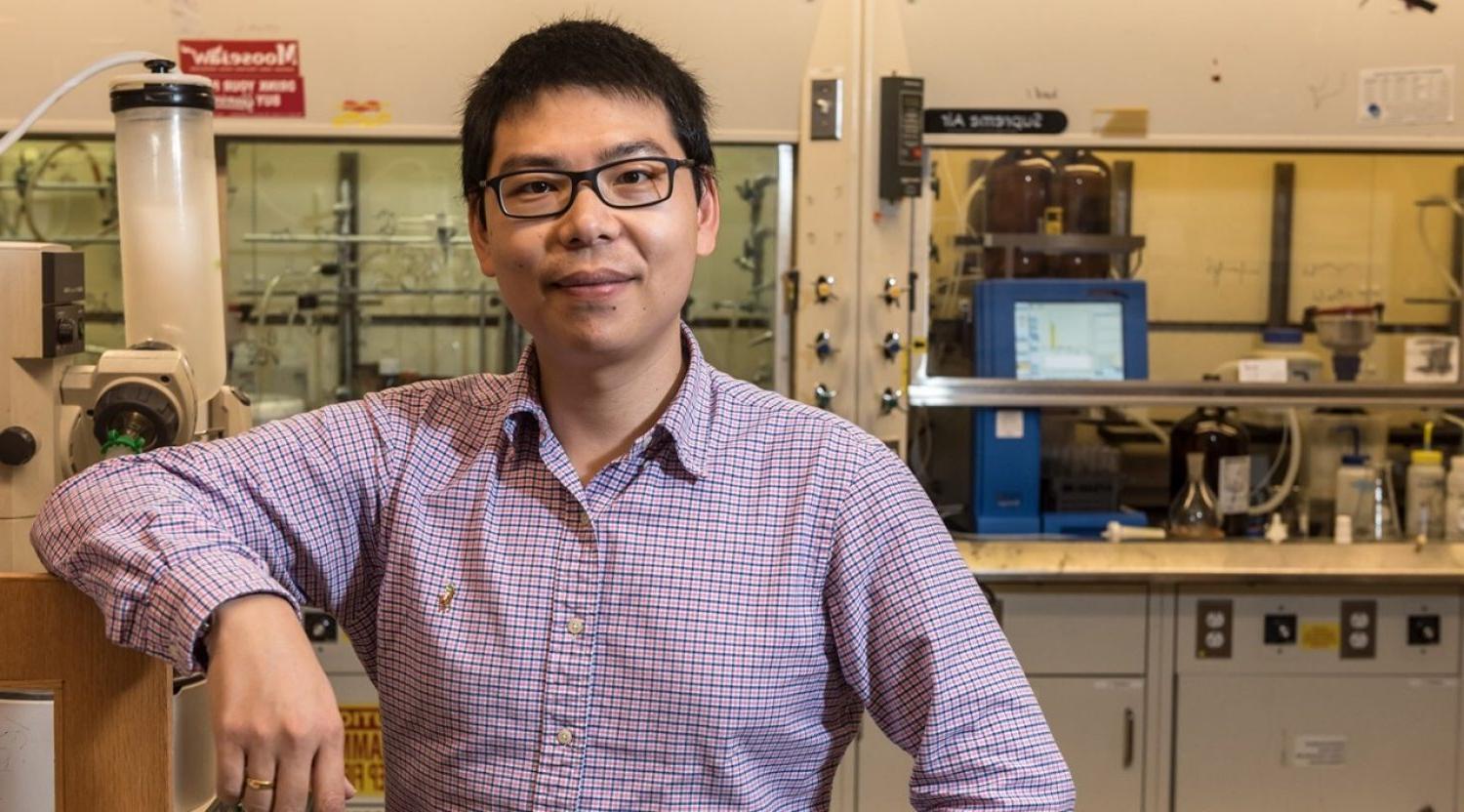 Jia Niu in his lab