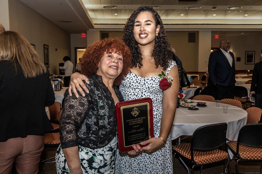 32nd annual Saint Oscar A. Romero Scholarship award ceremony and dinner.
今年的获奖者是Melanie Paredes的25 (MCAS)，她是Rev. John A. Dinneen西班牙裔校友社区服务奖是Migdalia Nalls, MCAS '01, Law '04.