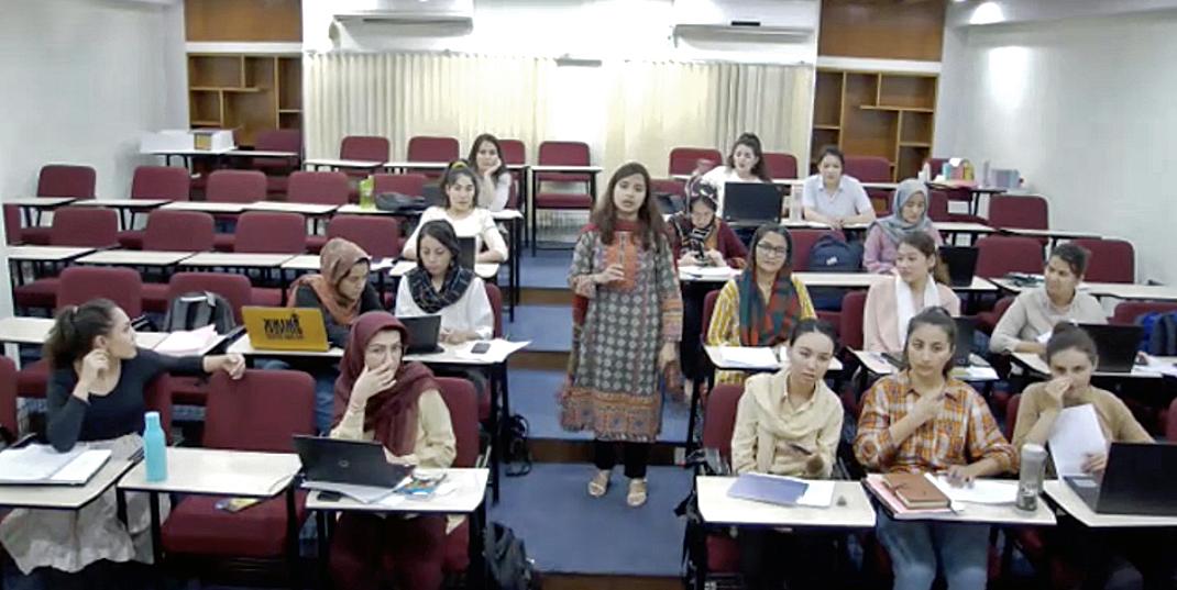 Women in a session of the remote class